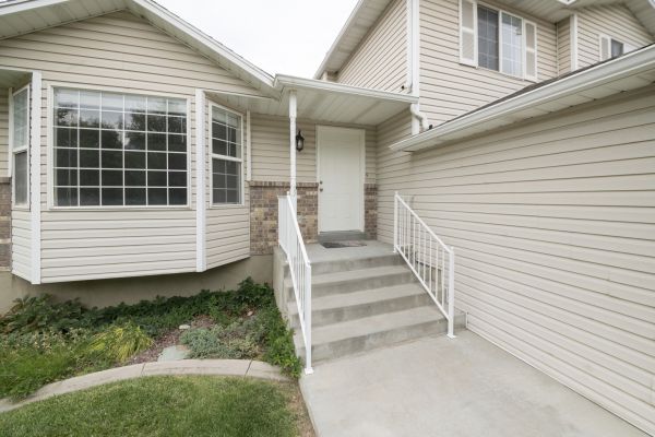 Cost of White Vinyl Siding Replacement in Poughkeepsie
